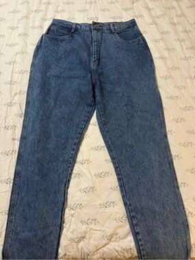 Vintage 90’s tapered leg Billy Bass jeans
Size 18
